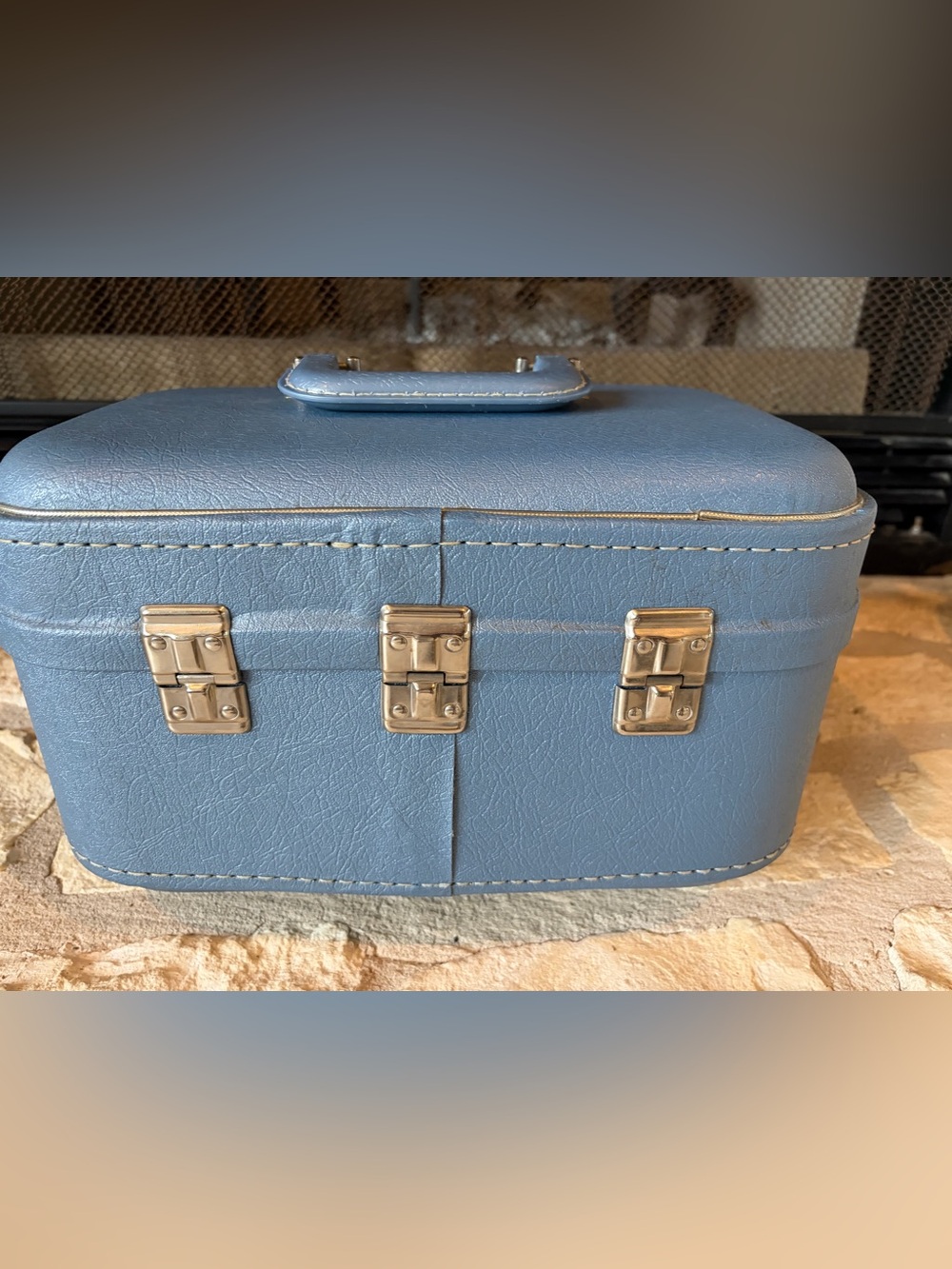 Vintage 1950’s Powder Blue Travel Vanity TrainCase - Picture 2 of 8